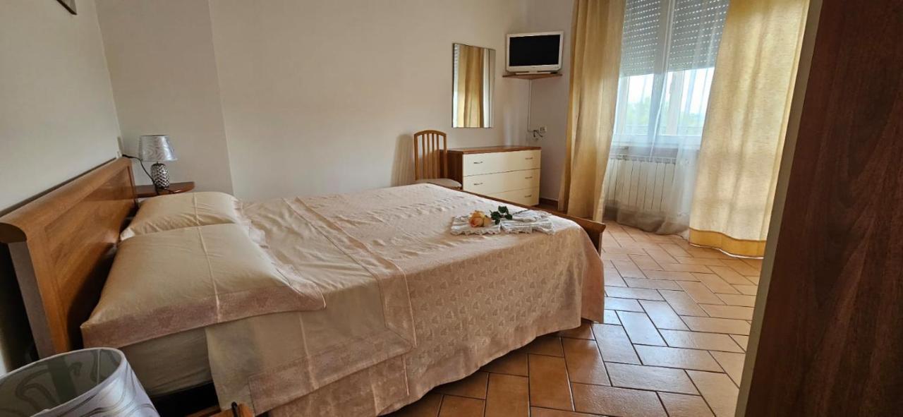 Delizioso Appartamento Collinare Limigiano Buitenkant foto