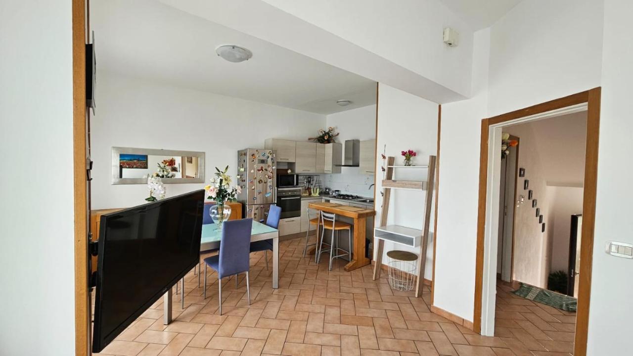Delizioso Appartamento Collinare Limigiano Buitenkant foto